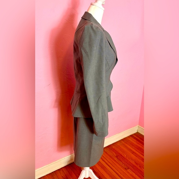 Anne Klein Suit, Size 4, Very Good Preowned Condition, Gray, Fully Lined - Picture 3 of 8